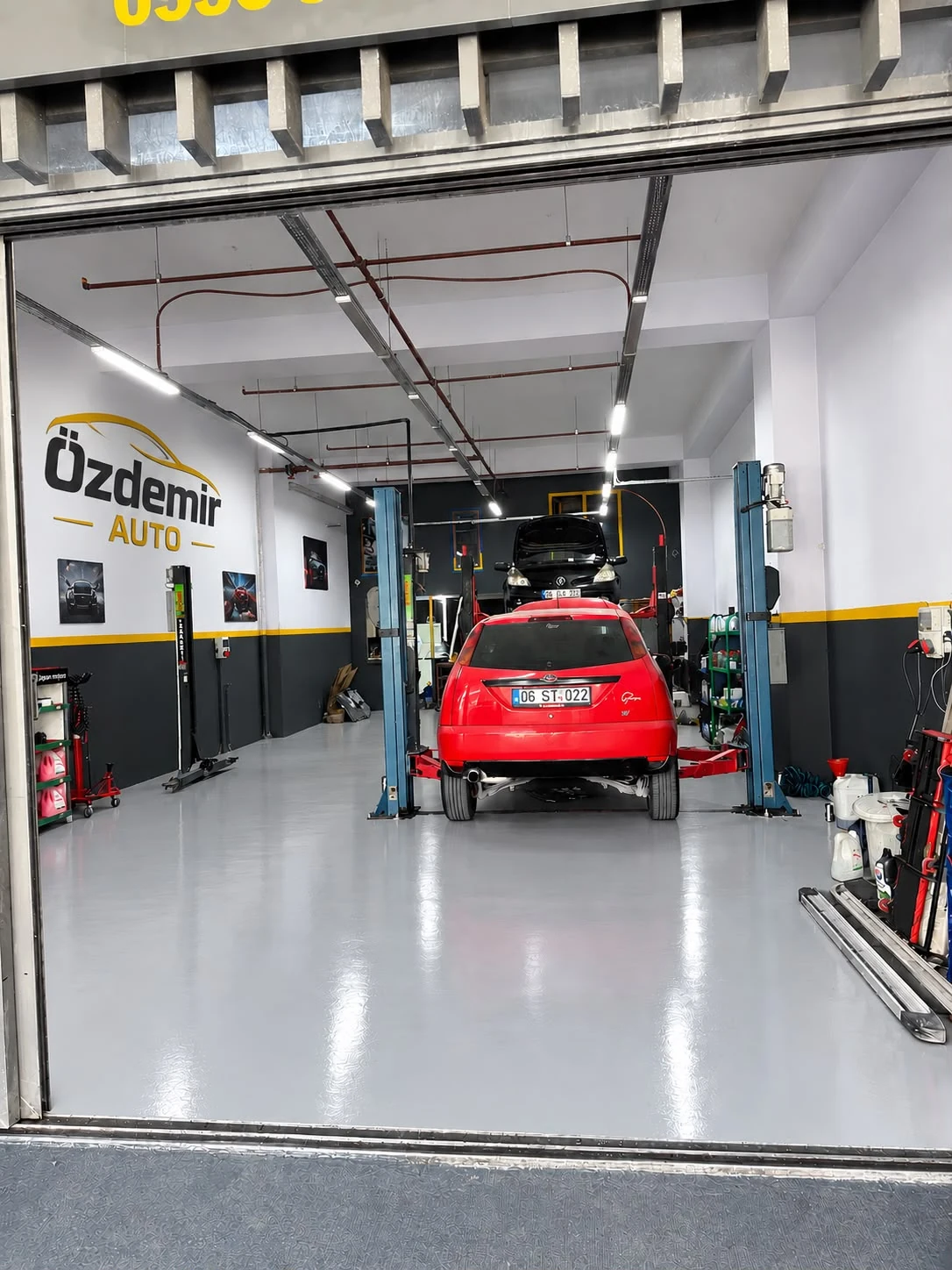 Özdemir Özel Servis atölyesi ve liftteki araç