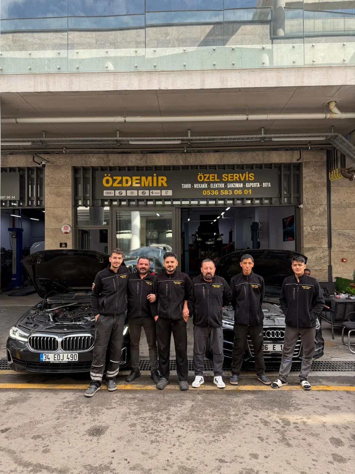 Özdemir Özel Servis ekibi, servisin önünde