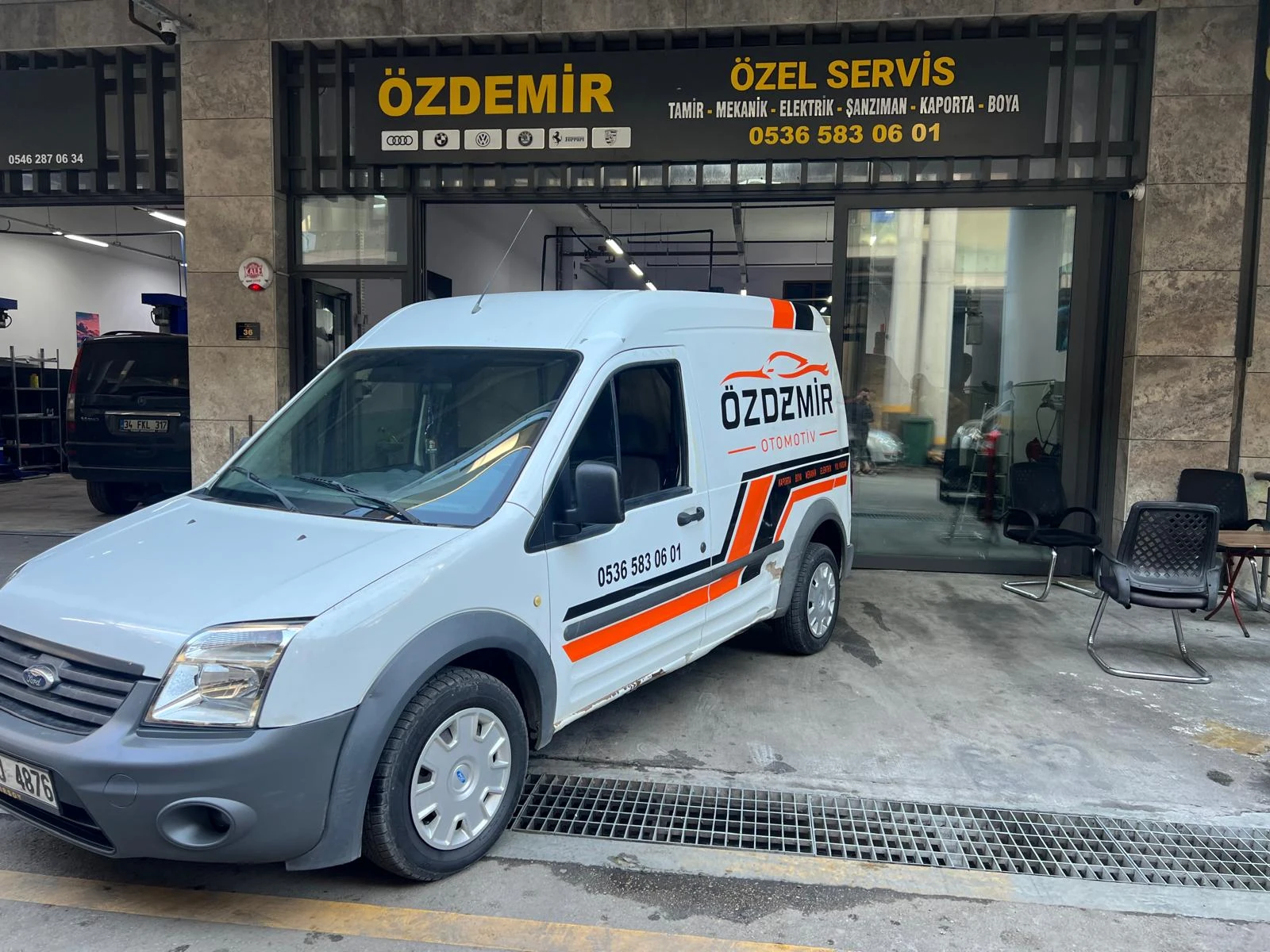 Servis önünde Özdemir markalı araç