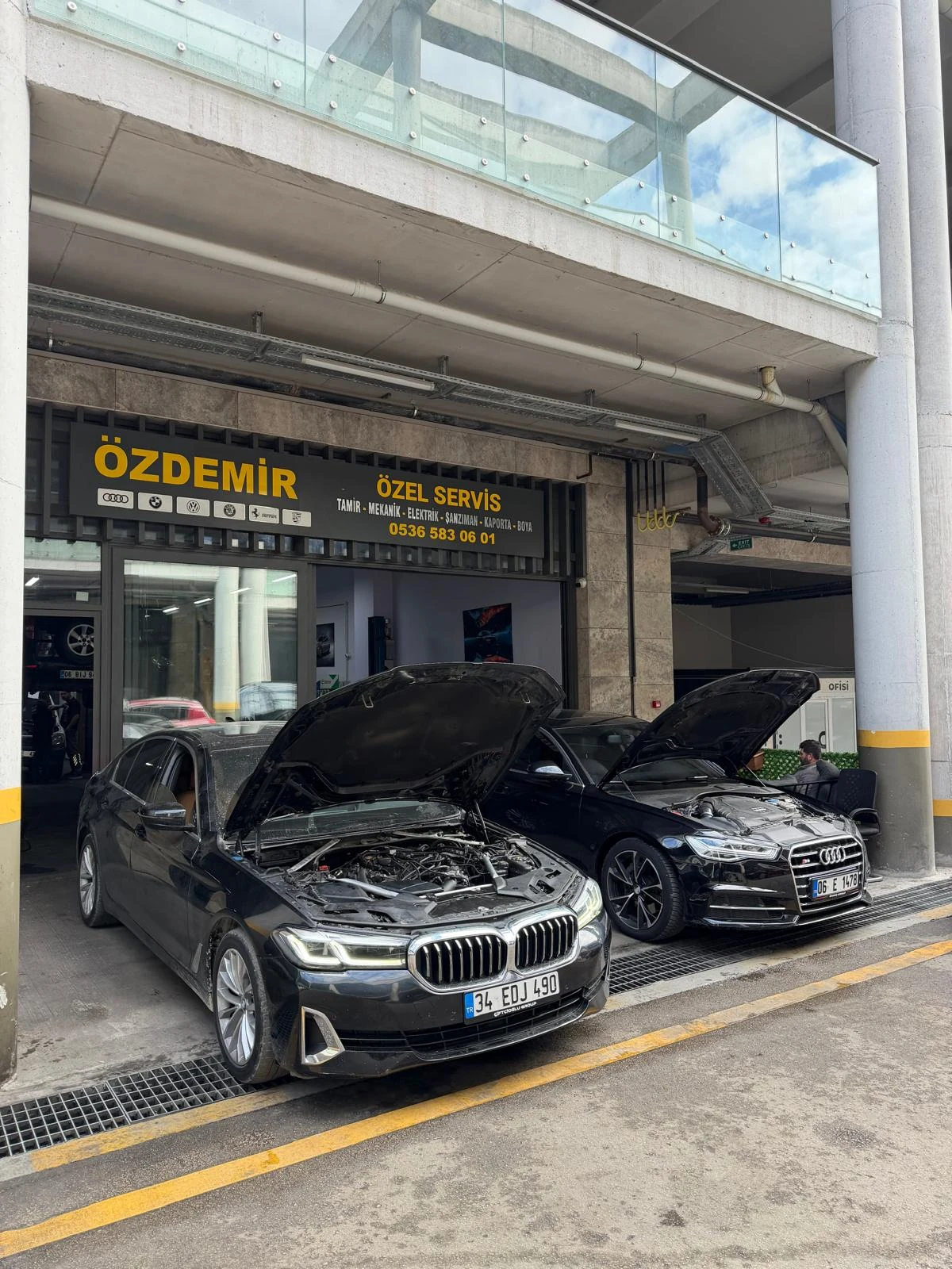 Özdemir Özel Servis önünde bakım için bekleyen araçlar